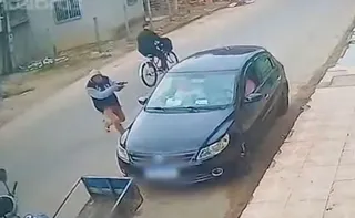 Imagem ilustrativa da imagem Homem é morto a tiros dentro de carro e mãe presencia crime em Aracruz; veja vídeo