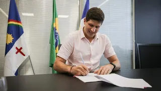 Imagem ilustrativa da imagem João Campos anuncia CNH gratuita para quem enfrenta dificuldade de emprego