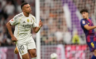 Imagem ilustrativa da imagem Mbappé perde pênalti, Vini explode, mas Real vence Barça e encerra jejum