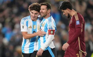 Imagem ilustrativa da imagem Messi celebra noite mágica em adeus na Argentina