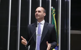 Imagem ilustrativa da imagem Motta envia pedidos de cassação de Eduardo Bolsonaro para Conselho de Ética