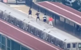 Imagem ilustrativa da imagem O que é 'surfe no metrô', desafio fatal das redes que assusta governo de NY
