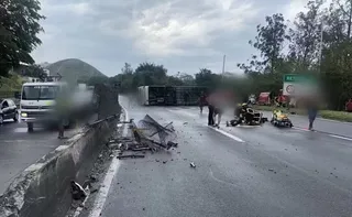 Imagem ilustrativa da imagem Ônibus com torcedores do Flamengo tomba na Dutra