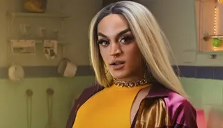 Imagem ilustrativa da imagem Pabllo Vittar leva puxão de cabelo de fã em show e reage com tapa
