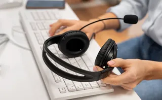 Imagem ilustrativa da imagem Pastor é suspeito de manter call center que cobrava R$ 1,5 mil por curas e milagres