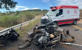 Imagem ilustrativa da imagem Picape se parte ao meio, jovens são ejetados e morrem em acidente no Paraná