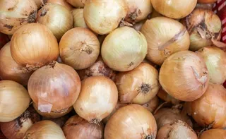 Imagem ilustrativa da imagem Preço da cebola varia quase 180% em supermercados de Vitória