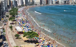Imagem ilustrativa da imagem “Prévia do verão” lota praias de Guarapari