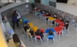 Imagem ilustrativa da imagem Professora é presa após agredir menino de 4 anos com pilha de livros em escola