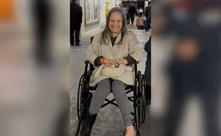 Imagem ilustrativa da imagem Regina Duarte tranquiliza fãs após aparecer de cadeira de rodas em evento