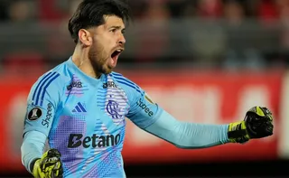 Imagem ilustrativa da imagem Rossi brilha nos pênaltis, Fla vence Estudiantes e vai à semi da Libertadores