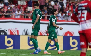 Imagem ilustrativa da imagem São Paulo sai na frente, mas toma virada do Palmeiras no Morumbis com polêmica