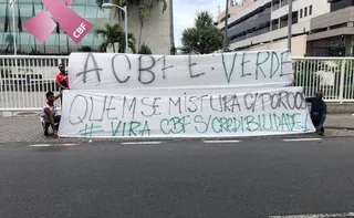 Imagem ilustrativa da imagem Torcida do Flamengo protesta antes de clássico contra Palmeiras: 'CBF é verde'