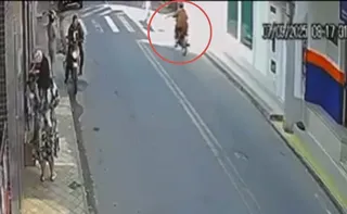 Imagem ilustrativa da imagem VÍDEO | Motociclista atropela idoso em faixa de pedestres e foge em Colatina