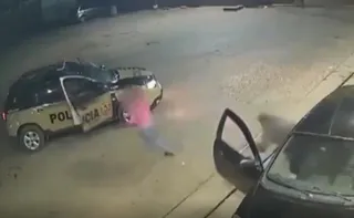Imagem ilustrativa da imagem VÍDEO | Mulher sequestrada e estuprada por ex salta de carro ao ver viatura em MG