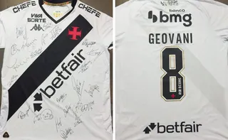 Imagem ilustrativa da imagem Vasco presenteia Geovani com camisa autografada pelo elenco