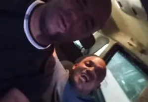 Imagem ilustrativa da imagem Vídeo mostra policiais dando risada antes de começarem a atirar um contra o outro