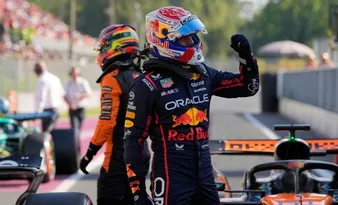 Imagem ilustrativa da imagem Verstappen frustra McLaren e Ferrari e festeja volta mais rápida da história