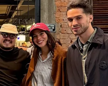 Imagem ilustrativa da imagem Bruna Marquezine e João Guilherme surgem juntos em foto com chef de restaurante