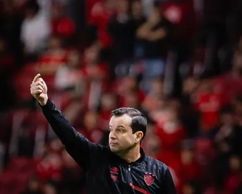 Imagem ilustrativa da imagem Saída de Daniel Paulista evidencia crise e indefinição no futuro do Sport