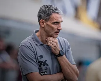 Imagem ilustrativa da imagem Vojvoda estreia no Santos em empate sem gols diante do Fluminense na Vila Belmiro