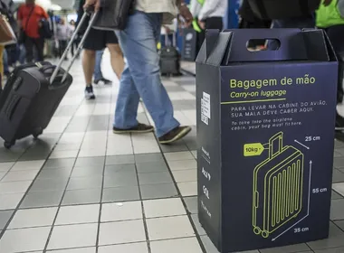 Imagem ilustrativa da imagem Empresas anunciam taxa por mala de mão em aviões