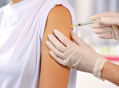 Imagem ilustrativa da imagem Vacina contra herpes-zóster pode reduzir risco de infarto e AVC, diz estudo