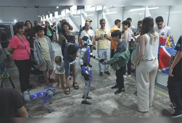 Visitantes interagem com robôs em evento que acontece na Cidade da Inovação no Ifes, em Jardim da Penha