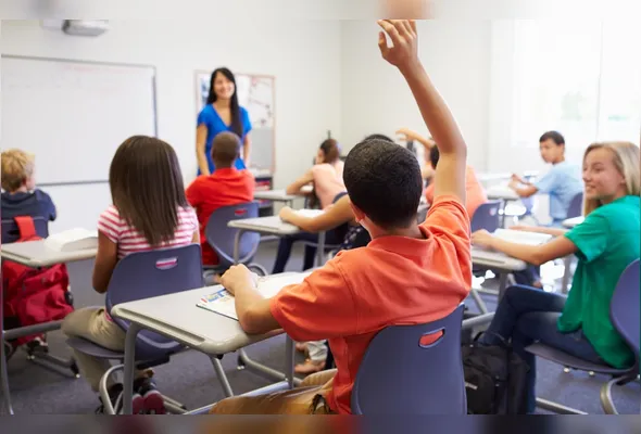 Governo do ES anuncia reajuste de 8% para professores estaduais em celebração ao Dia do Professor