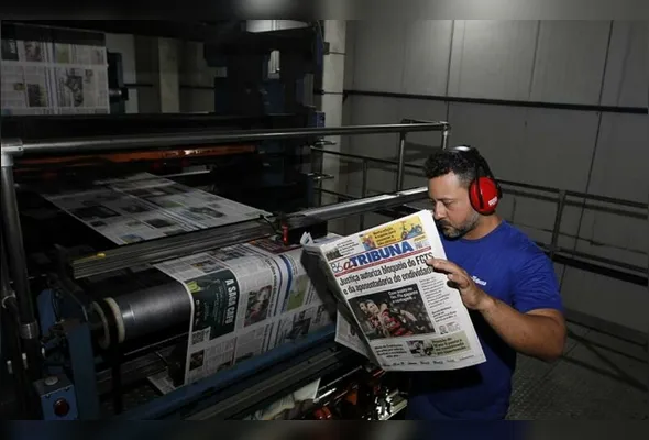 Momento da impressão do jornal A Tribuna: registro de fatos que  marcaram o Estado e gerações inteiras