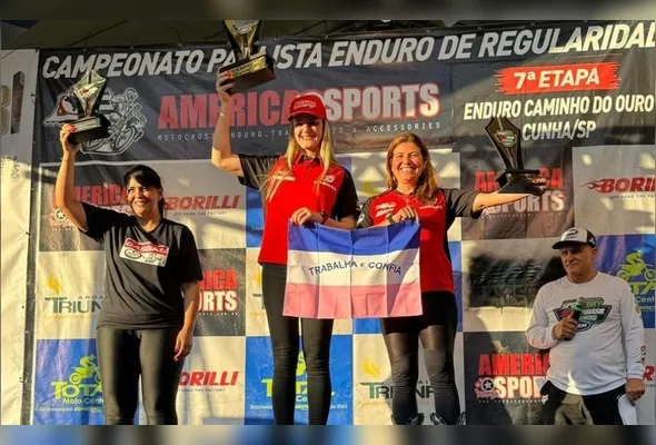 Késsia ergue o troféu de campeã no lugar mais alto do pódio