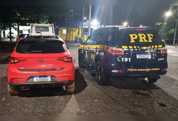 Durante a ocorrência, agentes identificaram que o veículo havia sido furtado no Rio de Janeiro no último dia 4 de outubro