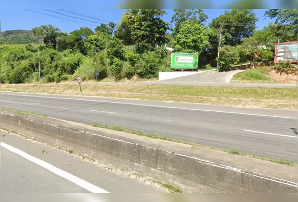 Aluno tentava atravessar rodovia pela mureta que divide as duas pistas