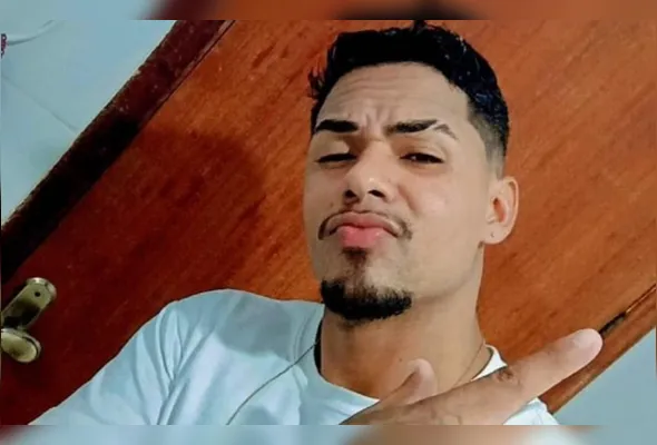 Vítima, identificada como Gabriel da Silva Lourençon, de 26 anos, possuía uma perfuração de arma de fogo na nuca