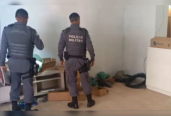 Materiais como fios, equipamentos e cabos foram apreendidos pela polícia
