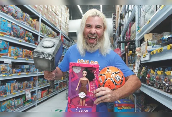 Maycon Ramalhete, proprietário da Loja do Thor, conta que os campeões de vendas são bolas de futebol e   bonecas