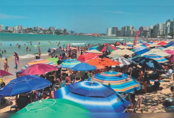 Praia do Morro lotada de turistas no verão. Locações têm sido canceladas