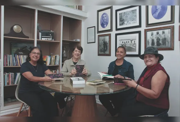 Christine Ribeiro, Regina Menezes Loureiro,   Soraya da Vitória e Suzi Nunes: novo encontro do clube do livro vai debater a obra “A Pintora de Henna”.