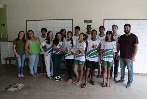 Diretores e alunos da escola Euvira Benedita Cardoso da Silva: informação