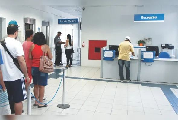 Fila para passar por perícia no INSS: pedido de R$ 89,1 milhões para reforçar atendimento na Previdência Social