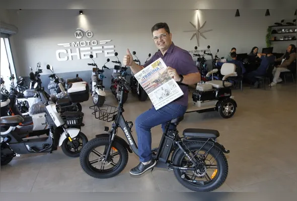 Mârkel Quintela, sócio-proprietário da Moto Chefe Vitória, explica que a bike elétrica  agiliza o deslocamento com sua velocidade máxima de 32 km/h