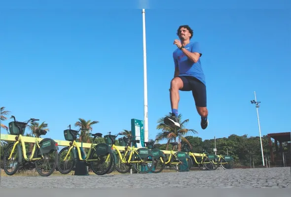Henrique da Silva Lourenço se prepara para participar da Corrida Tribuna Ruas da Cidade, no dia 9 de novembro