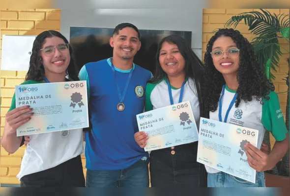 Érica de Oliveira  Machado, o professor 
de Geografia Otávio Pereira, Kaillany da Costa Neto e Izabella de Souza Costa comemoram a conquista