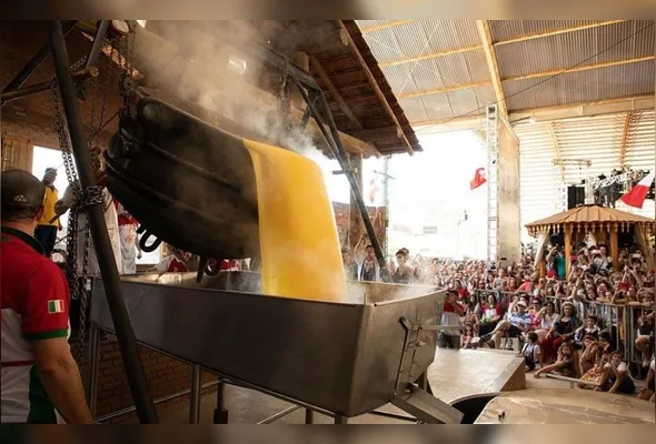 O tradicional tombo da polenta é uma das grandes atrações do evento