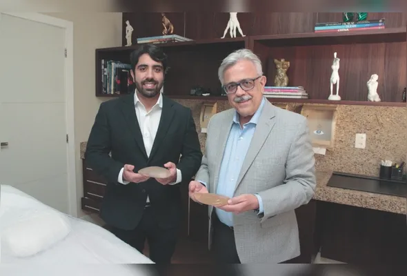 Os cirurgiões plásticos Ariosto Neto e Ariosto Santos  observam aumento na procura pelo público masculino
