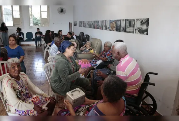 Idosos se empolgaram com a aula de teatro no asilo, que teve também exercícios de relaxamento e improvisação