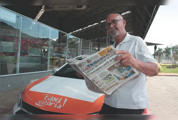 Ailson Moreira  é taxista há 25 anos e conta que, desde 
que começou o ofício, faz questão de sempre ter o exemplar diário de A Tribuna em seu carro