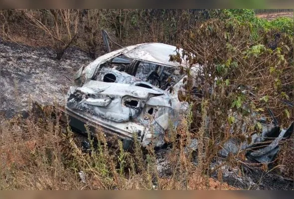 Carro capotou, saiu da pista e pegou fogo logo em seguida