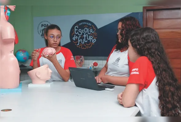 Alunas no laboratório maker de instituição certificada como “escola do futuro” com experimentação em Ciências