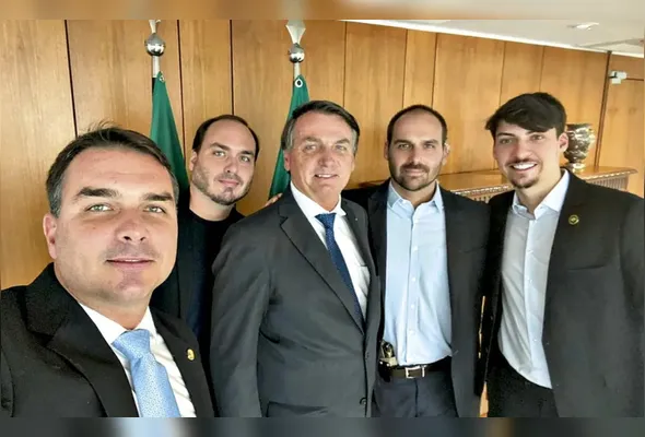 Imagem ilustrativa da imagem Moraes autoriza visita de familiares a Bolsonaro em prisão domiciliar